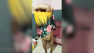 Desi aunty is proud of her juicy XXX melons she exposes on camera