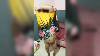 Desi aunty is proud of her juicy XXX melons she exposes on camera