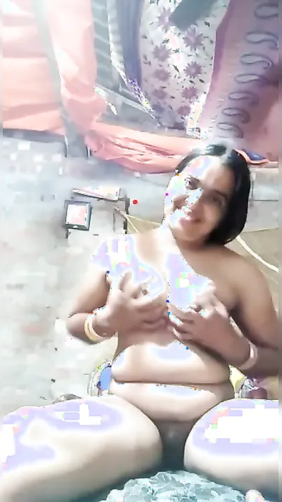Hot Desi Bhabhi slut becomes popular thanks to solo XXX video at home