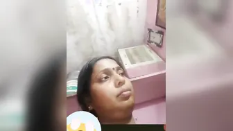 Desi girl's shows off tits and fucks her pussy in homemade XXX video