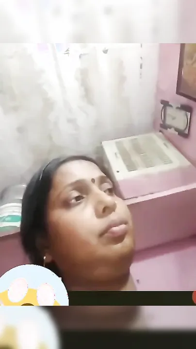 Desi girl's shows off tits and fucks her pussy in homemade XXX video