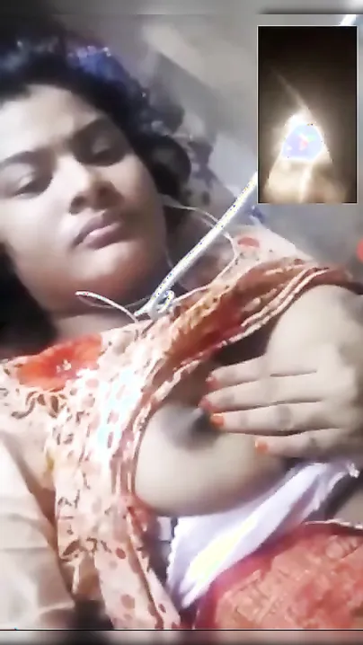 Video of XXX teen Desi who shows off boobs and pussy via video link