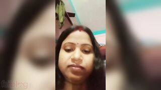 Desi amateur XXX model has camera to make erotic striptease video