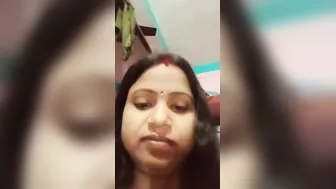 Desi amateur XXX model has camera to make erotic striptease video