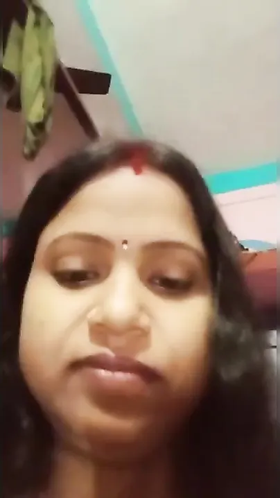 Desi amateur XXX model has camera to make erotic striptease video
