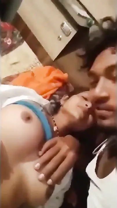 Desi woman with saggy XXX titties poses on her boyfriend's camera