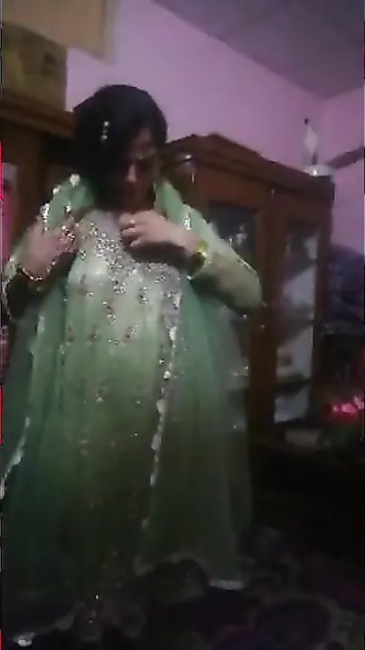 Married Paki XXX wife is interested in pussy-penetration by Desi man
