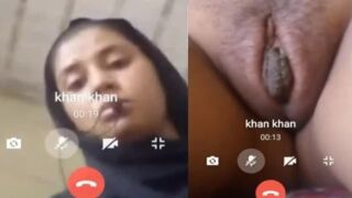 Pakistani Desi bitch gives XXX pleasure to everyone showing off twat