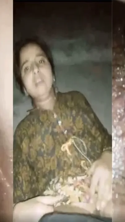 Desi girl gives hairy pussy to XXX boyfriend and fools around close-up