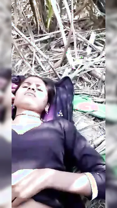 Virgin Desi XXX girl gets her hairy pussy fingered outdoors MMS