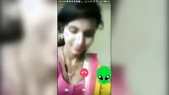 Beautiful Indian XXX girl showing her boobs on video call with her boyfriend