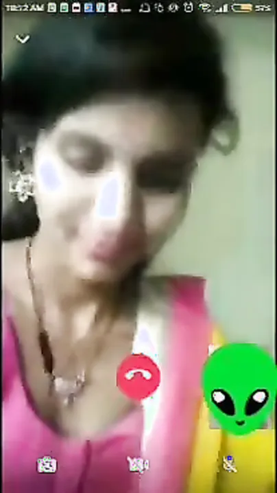 Beautiful Indian XXX girl showing her boobs on video call with her boyfriend