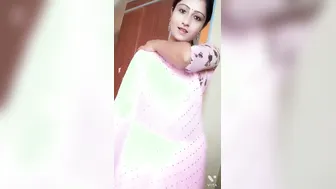 Beautiful Indian XXX model’s striptease show selfie video