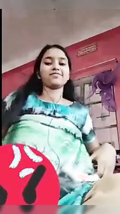 Cute Bengali Desi XXX girl showing her boobs on video call