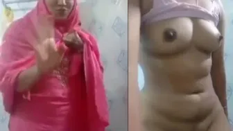 Unsatisfied Muslim Desi XXX girl undresses and shows her tits and pussy