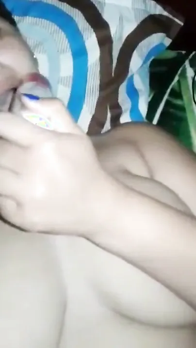 Horny Paki Desi XXX chick masturbating pussy with a powder bottle