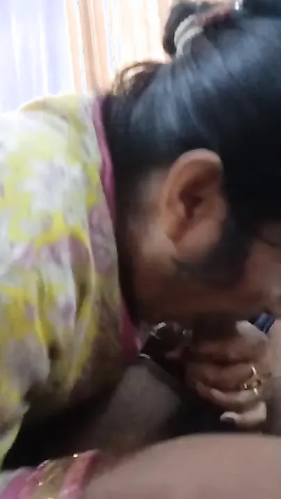 Local Desi XXX aunty sucking dick of her house owner MMS