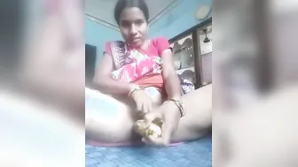 Telugu Desi XXX housewife masturbating her pussy with banana
