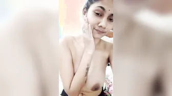Topless Tamil Desi XXX girl giving sexy expressions on selfie cam