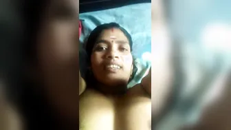 Sexy Tamil Desi XXX wife gets her boobs exposed by hubby MMS