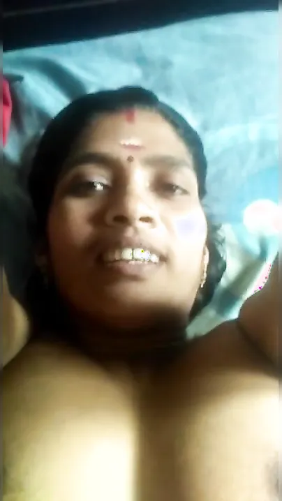 Sexy Tamil Desi XXX wife gets her boobs exposed by hubby MMS