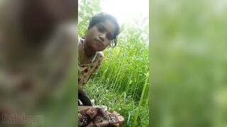 Dehati Desi XXX babe sucking dick outdoors on camera MMS