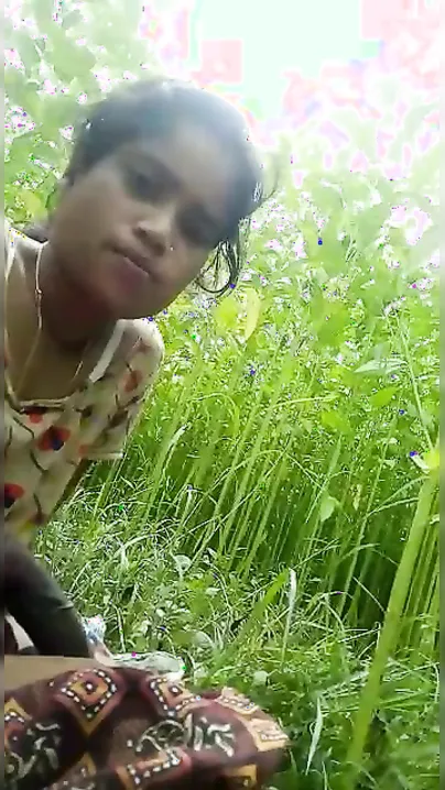 Dehati Desi XXX babe sucking dick outdoors on camera MMS