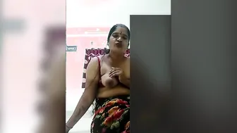 Mature Desi XXX aunty playing with her huge boobs on camera