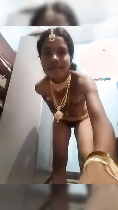 Telegu Desi XXX wife her amazing nude body shapes on camera