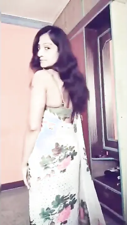 Beautiful Indian XXX bitch showing her big boobs on camera