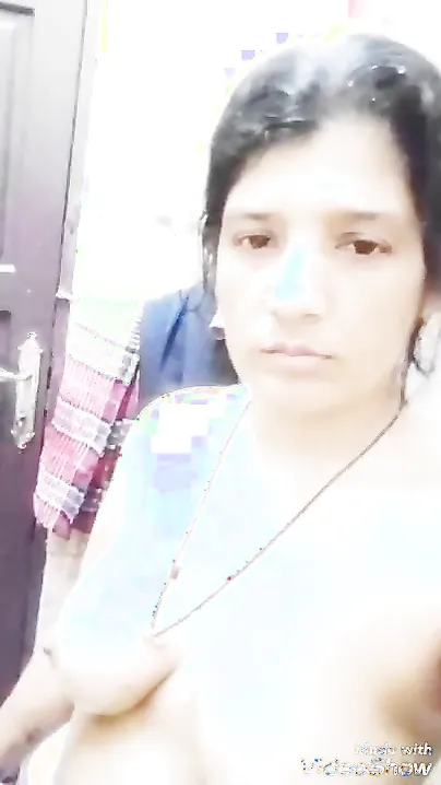 Cute Indian XXX housewife making her own nude video