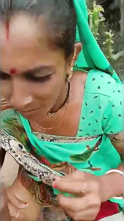 Village Desi XXX aunty giving a good blowjob in woods MMS