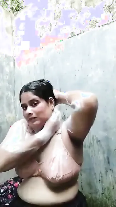 Bangladeshi Desi married wife bathing her nude body on XXX cam