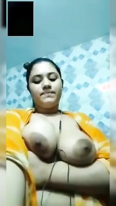 Bangladeshi Desi XXX girl shows her beautiful big boobs on cam