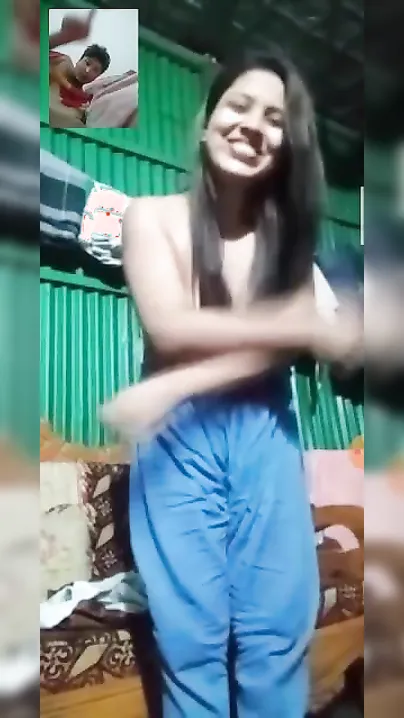Beautiful Desi XXX girl’s full nude show on video call