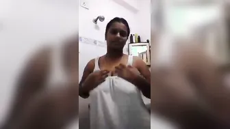 Busty Mallu Desi XXX housewife showing sweet boobs and pussy