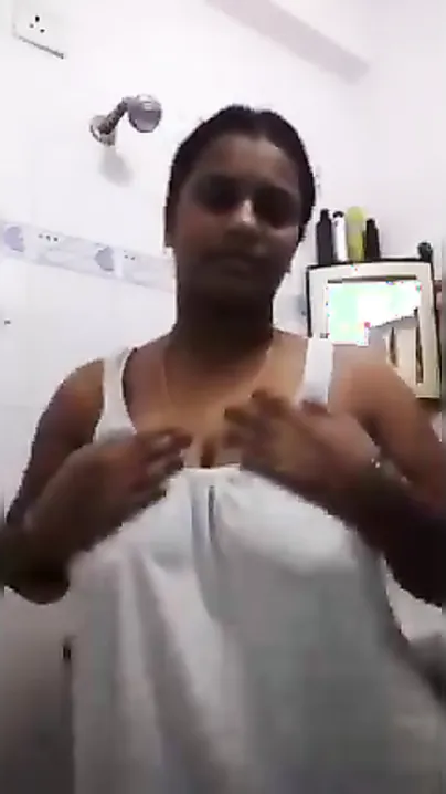 Busty Mallu Desi XXX housewife showing sweet boobs and pussy