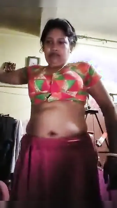 Bengali Desi XXX chick’s in saree striptease nude show