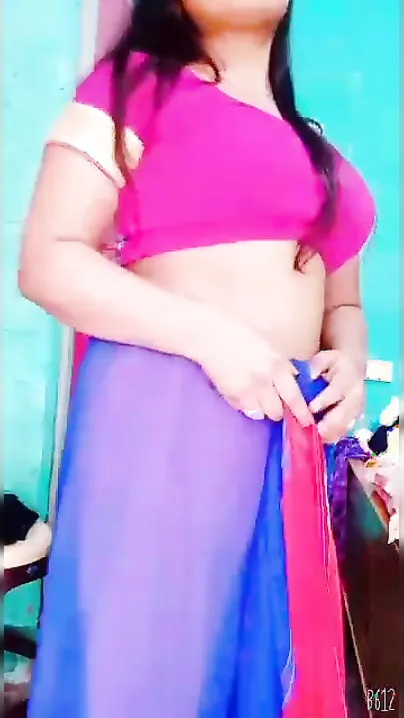 Sexy Desi XXX girl fingering her bald pussy on selfie cam