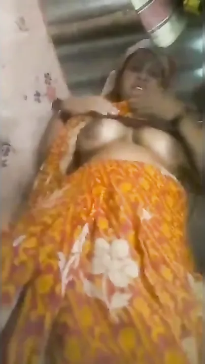 Unsatisfied Muslim Desi XXX wife showing her sexy assets
