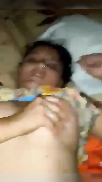 Fat Desi XXX aunty gets her boobs pressed and fucked MMS