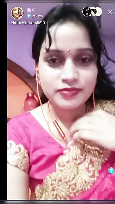 Juicy Indian XXX girl gives sexy striptease live show