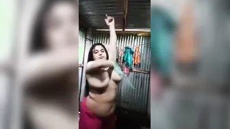 Beautiful big-boobed Desi babe bathing her sexy nude body XXX