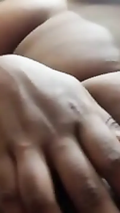 Sexy Indian XXX aunty shows her mature boobs and pussy on camera