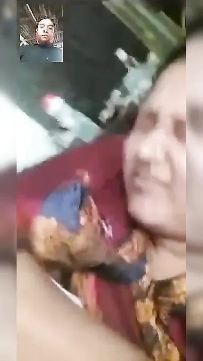 Bangladeshi Desi XXX woman showing her big boobies on video call