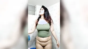 Curvy Desi girl with no panties on dancing in the shower XXX video