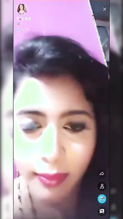 Desi gal with pretty face shows off her awesome XXX tits on cam