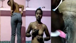 Desi bhabhi satisfies herself using toothbrush for her XXX pussy