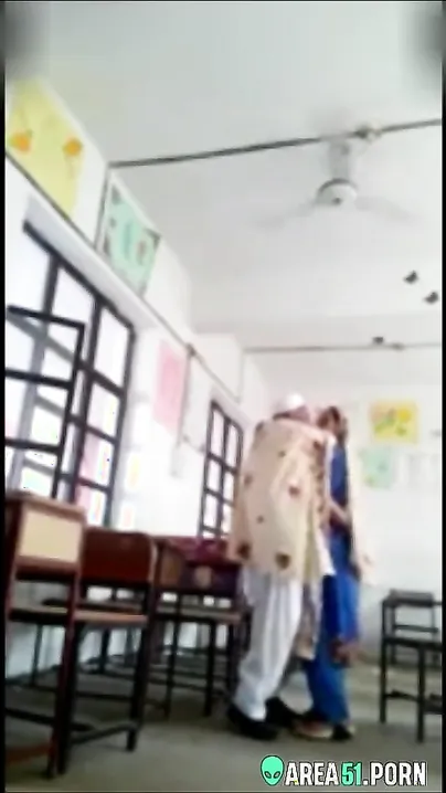 Old teacher fucked his student mom to help daughter! Desi MMS video