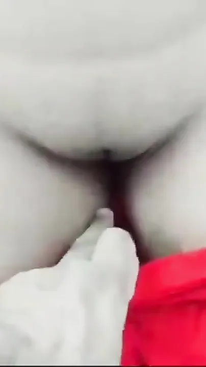 Rich aunty seduces the servant chut dikhao, Leaked Desi mms sex